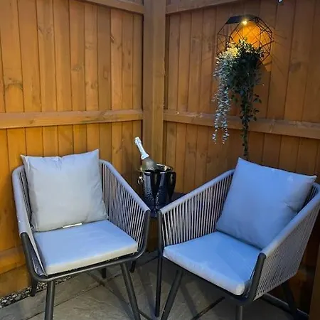 Stylish 1 Bedroom Studio Outdoor Area And Hot Tub-3