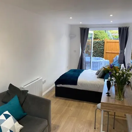 Stylish 1 Bedroom Studio Outdoor Area And Hot Tub-2